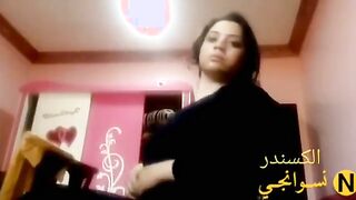 مصرية بتعرض جسمها علي الكاميرا عايزة زب بجميع الطرق في كسها - سكس مصري