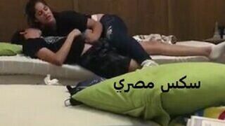 جايب صحبته في الفندق شرم الشيخ و البنت هايجة اوي علي الولد تركب علية وتمسك زبه تحته في كسها واحلي نيك و دلع