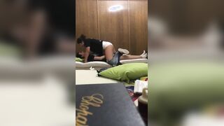 جايب صحبته في الفندق شرم الشيخ و البنت هايجة اوي علي الولد تركب علية وتمسك زبه تحته في كسها واحلي نيك و دلع