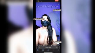 السحاق الخليجي الساخن تضرب في كسها المتناك جامد و هي تصوت من محنها