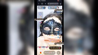 المتناكة ترقص بالبرا الاحمر و هو يمص بزازها المولعه علشان يعشر كسها نيك